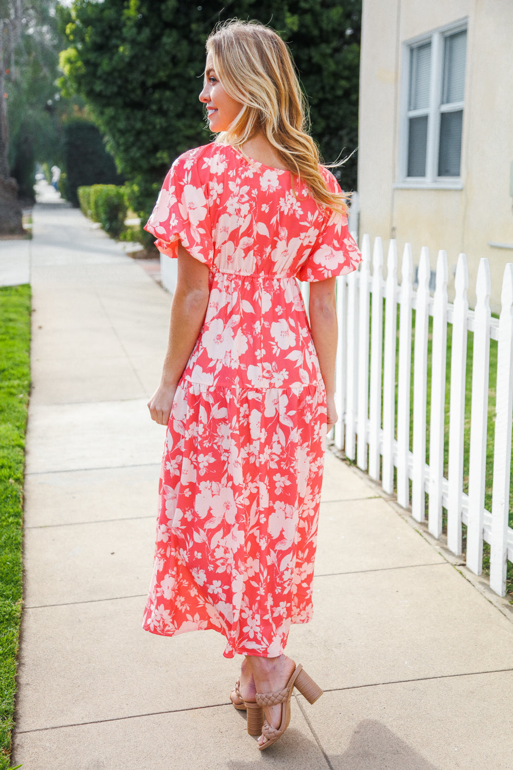 Bronte® | Elastic, tiered maxi dress with a large floral pattern and V-neck
