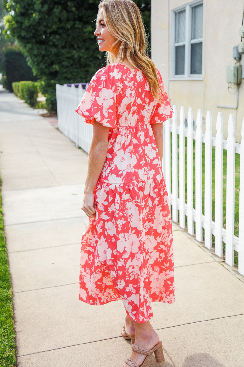 Bronte® | Elastic, tiered maxi dress with a large floral pattern and V-neck