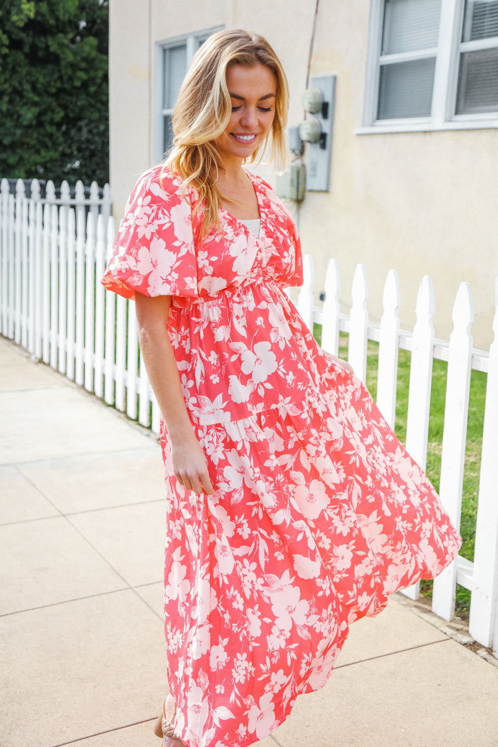 Bronte® | Elastic, tiered maxi dress with a large floral pattern and V-neck