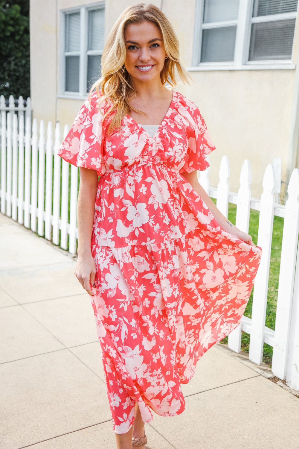 Bronte® | Elastic, tiered maxi dress with a large floral pattern and V-neck