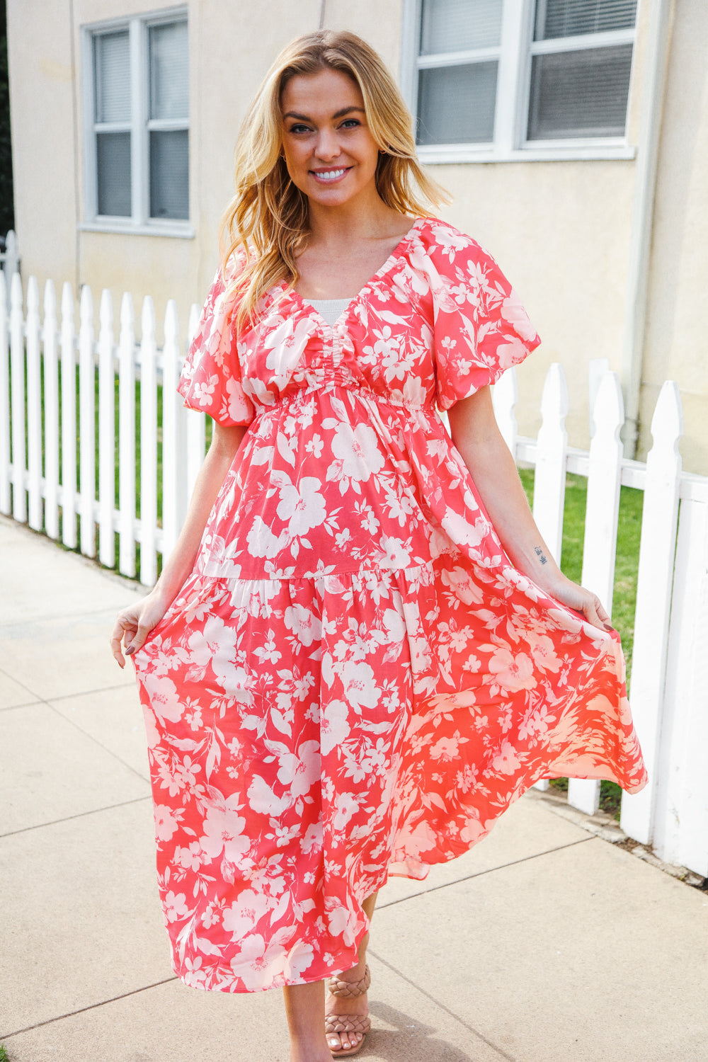 Bronte® | Elastic, tiered maxi dress with a large floral pattern and V-neck