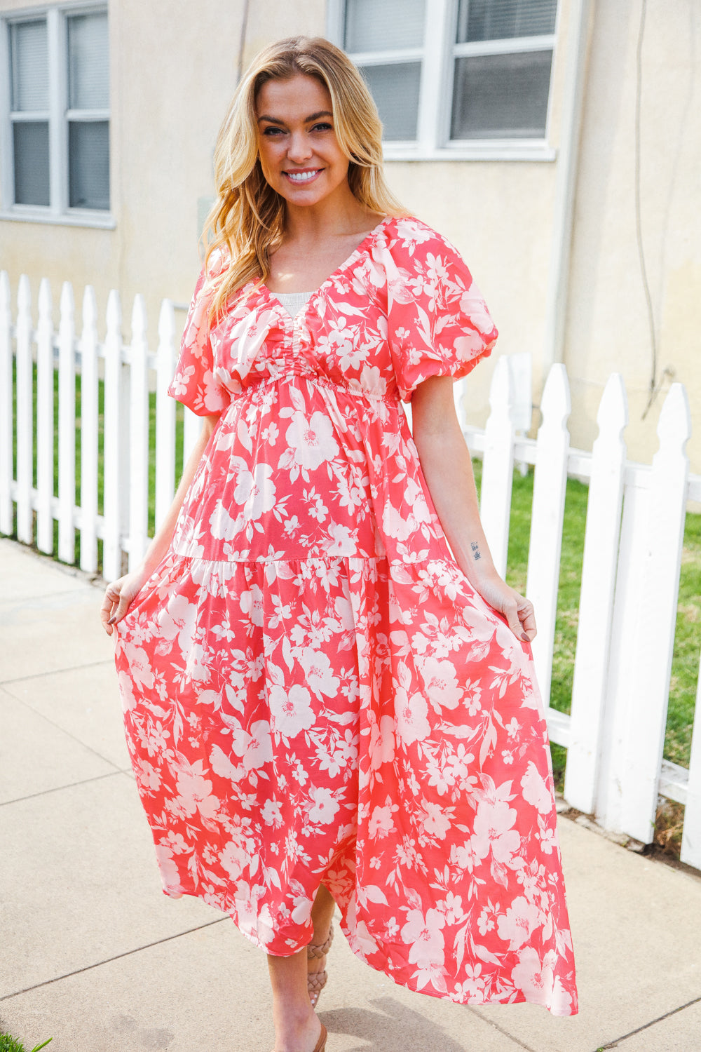 Bronte® | Elastic, tiered maxi dress with a large floral pattern and V-neck