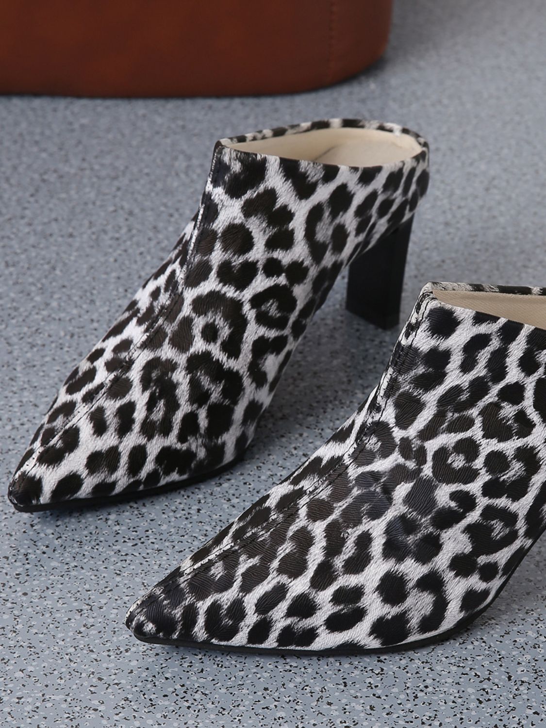 Carina® | PU leather pointed toe leopard print pumps