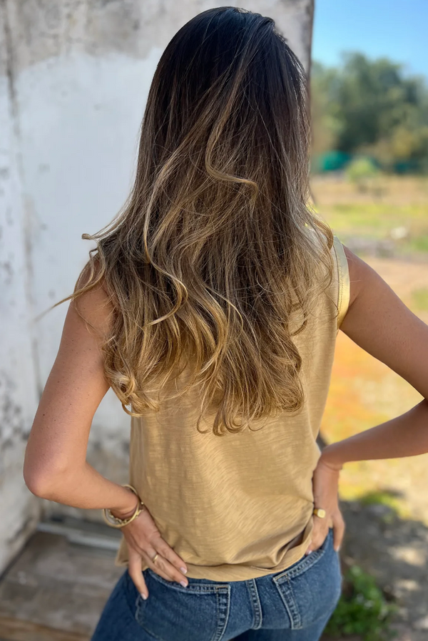 Elisa® | Light brown tank top with a crew neck and contrast trim