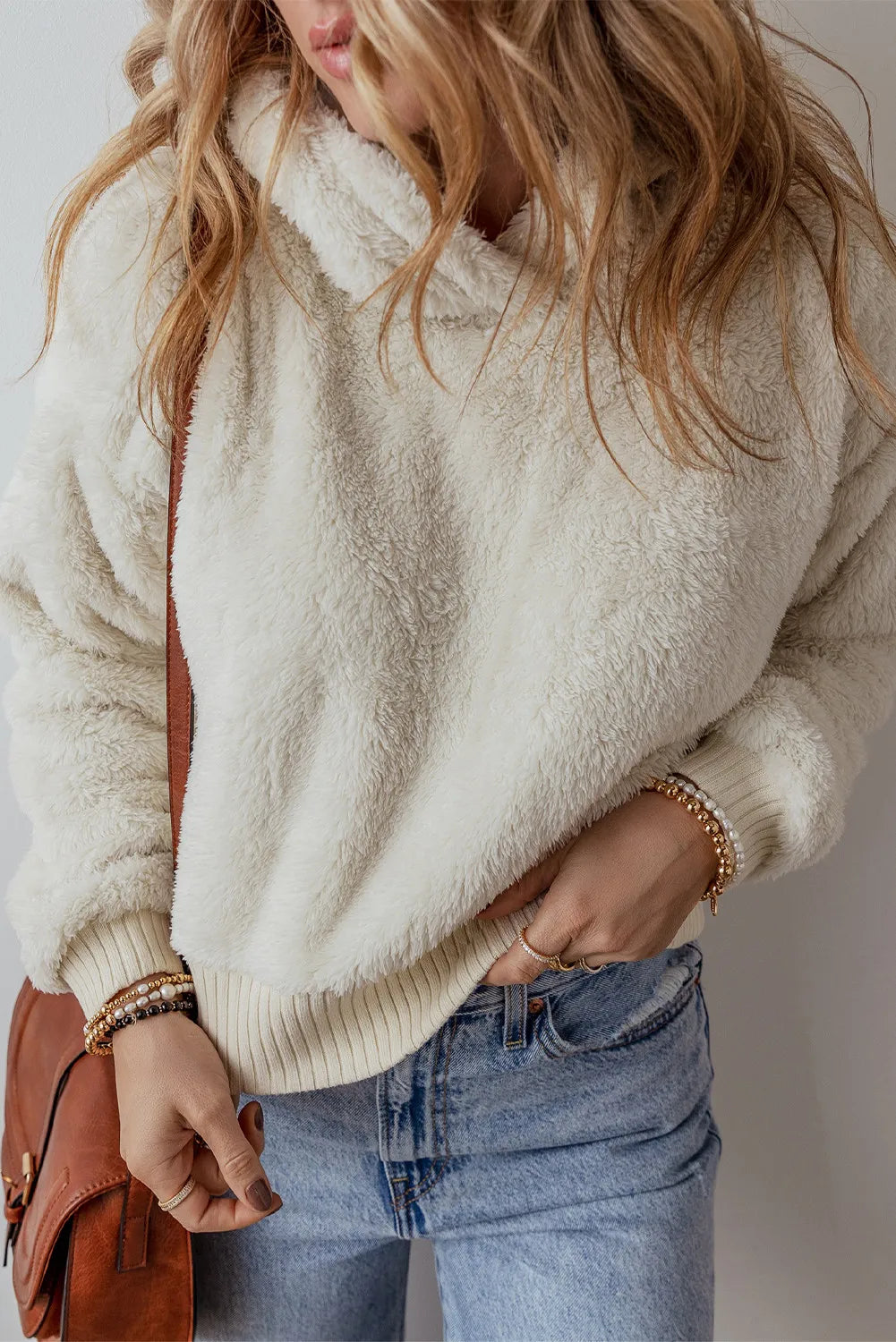 Ariadna® | Fluffy, long-sleeved hoodie with low shoulders