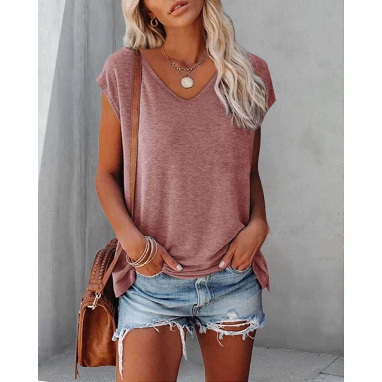 Dana® | Women's V-neck t-shirt with a relaxed fit