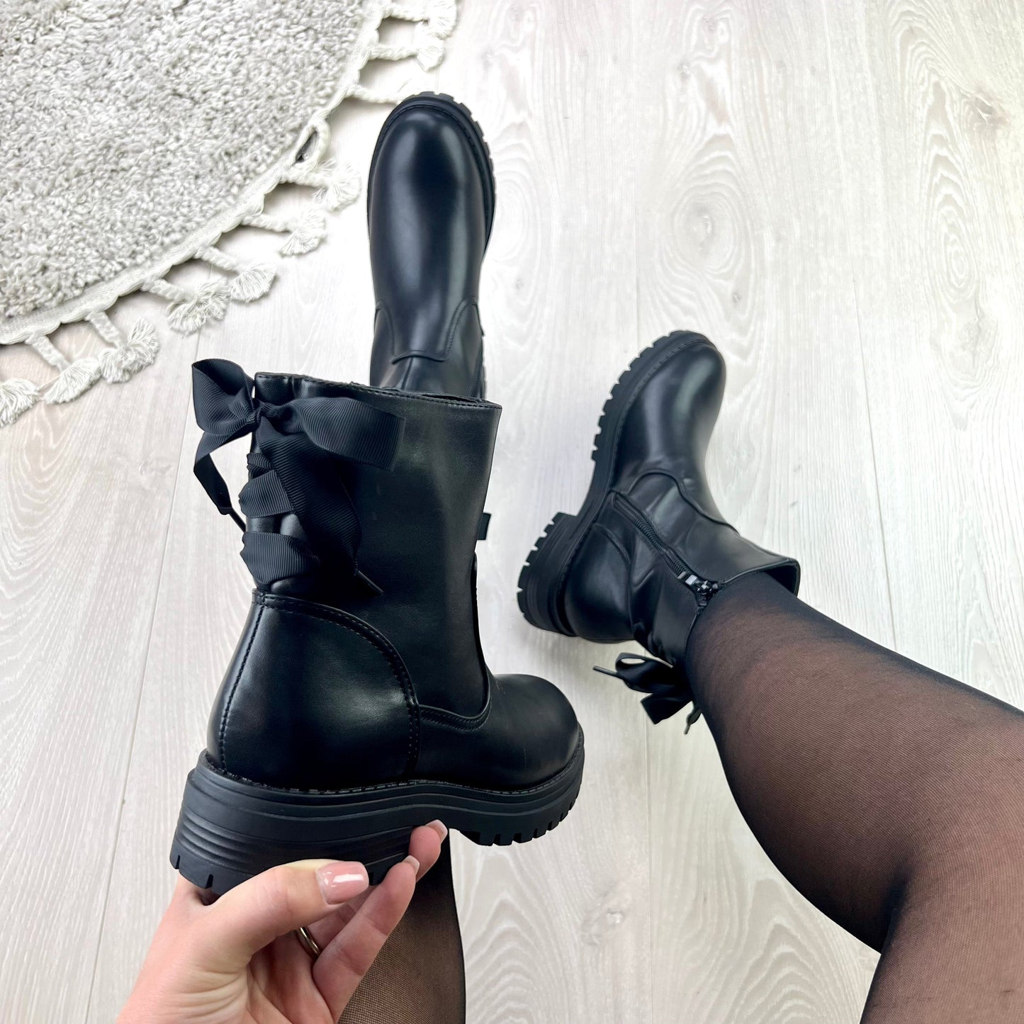 Claire® | Black boots with a bow