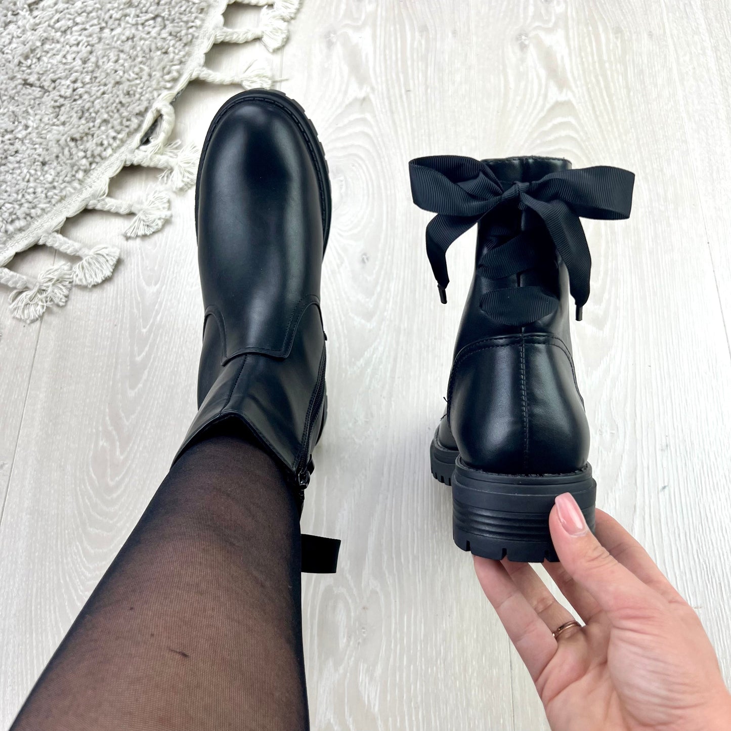 Claire® | Black boots with a bow