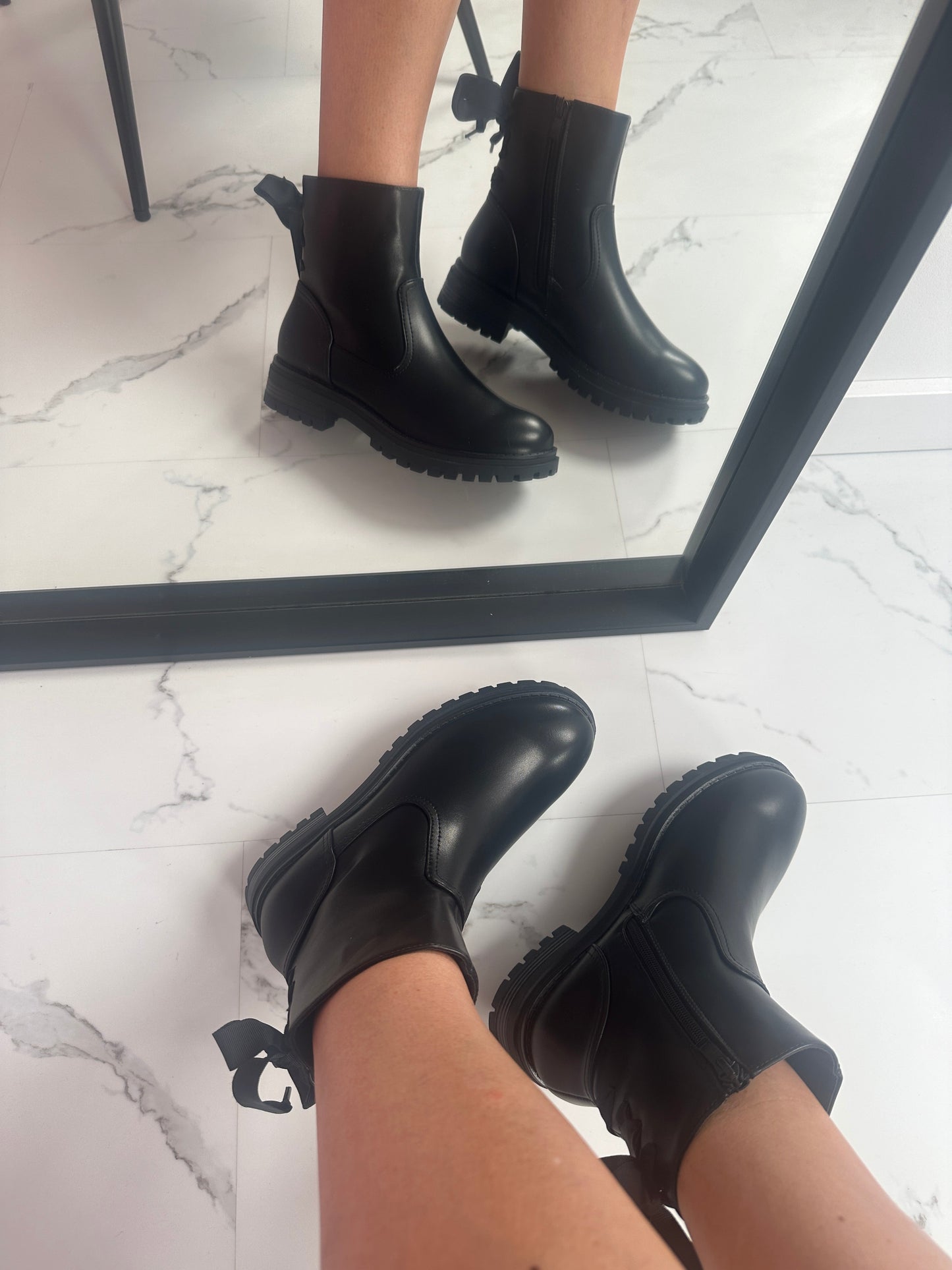 Claire® | Black boots with a bow