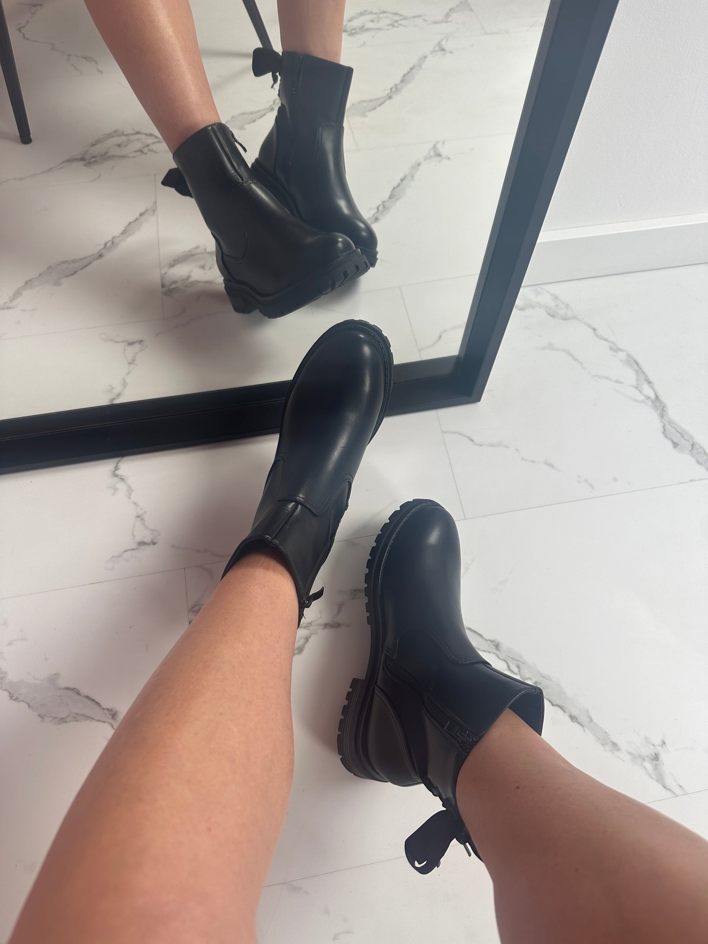 Claire® | Black boots with a bow