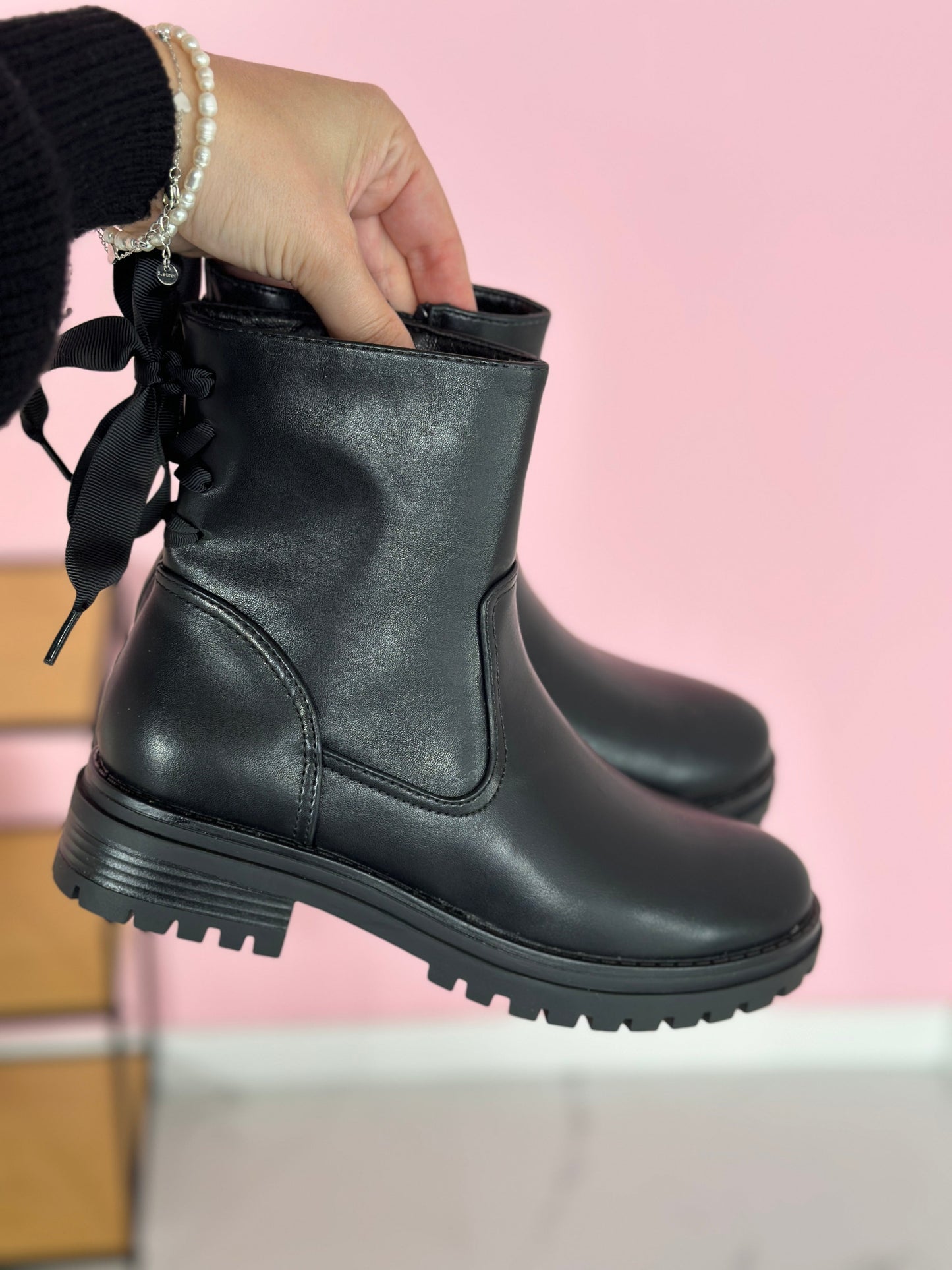 Claire® | Black boots with a bow