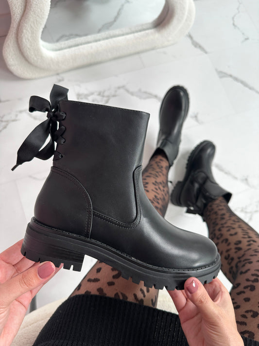 Claire® | Black boots with a bow
