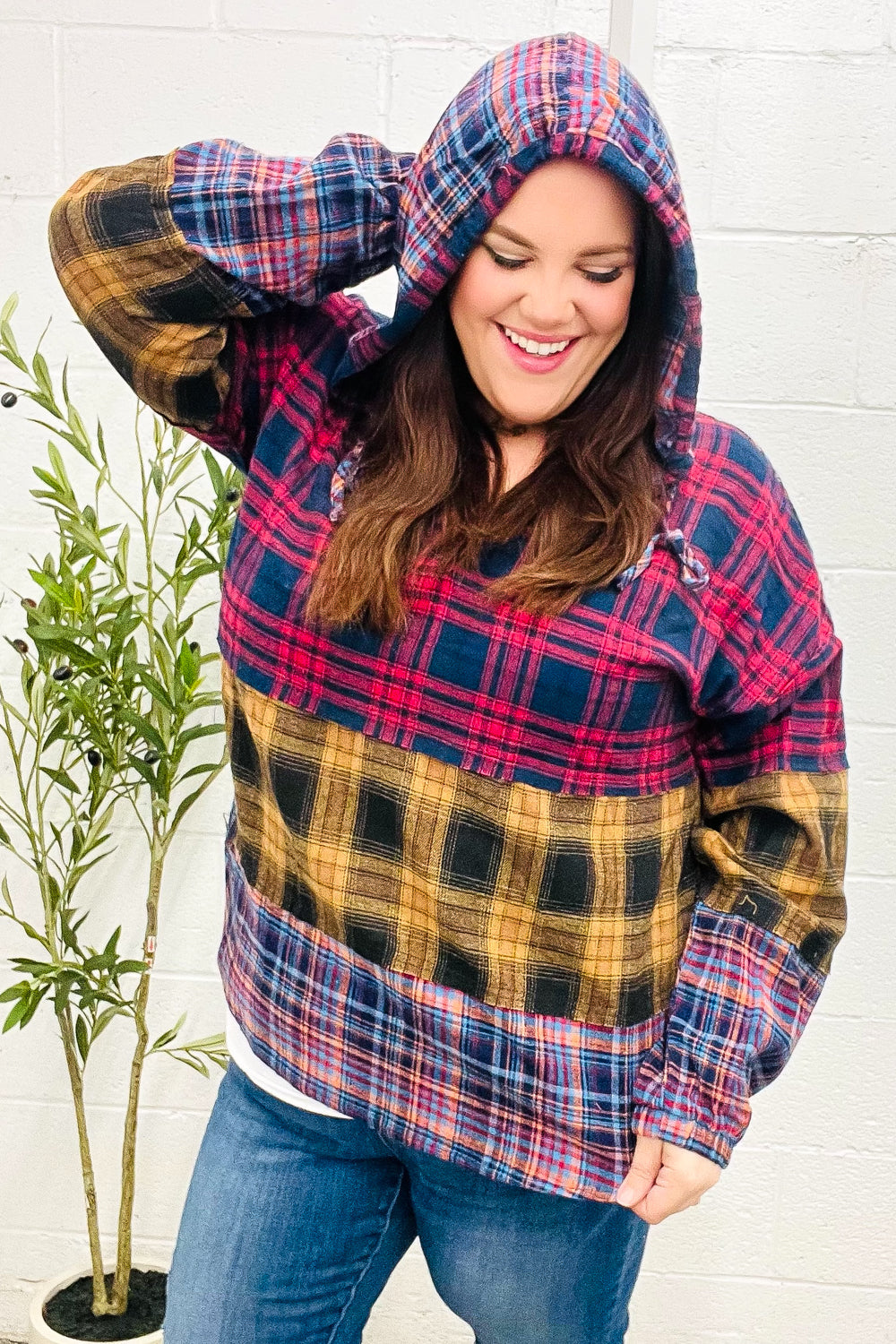 Brígida | Holiday-ready red and mustard check flannel hoodie with a notched neckline