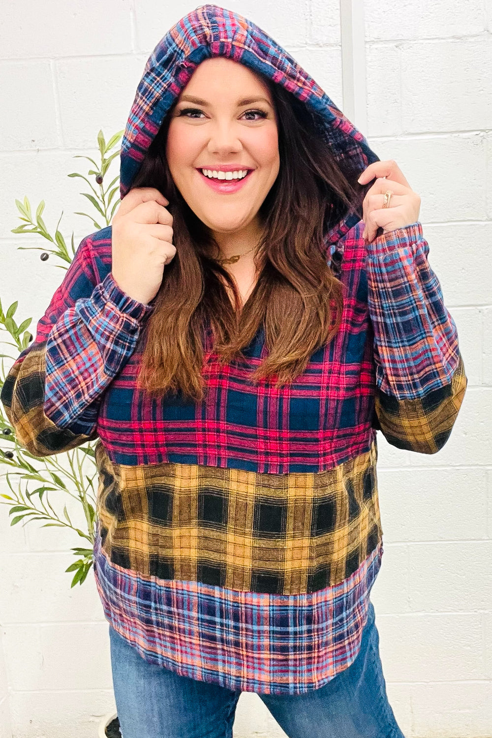 Brígida | Holiday-ready red and mustard check flannel hoodie with a notched neckline