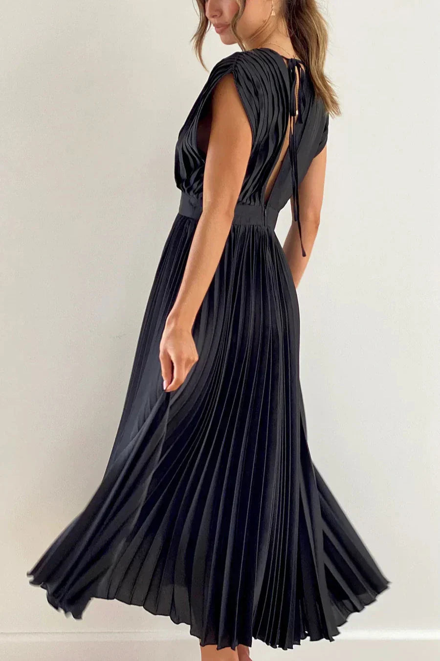 Cristina® | Dress Pleated V-neck midi dress