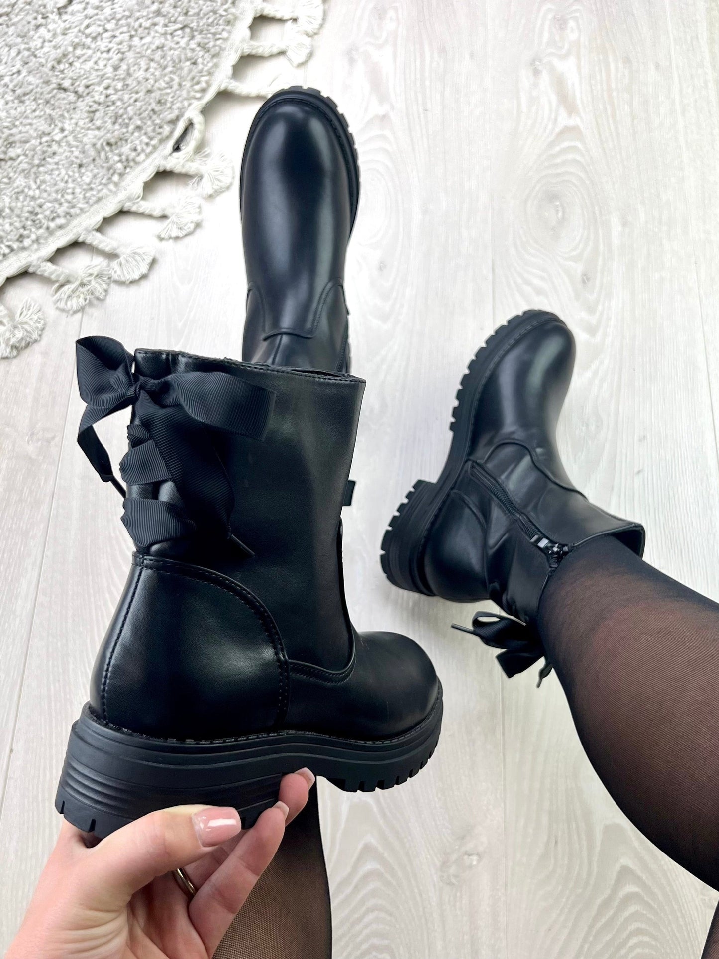 Claire® | Black boots with a bow