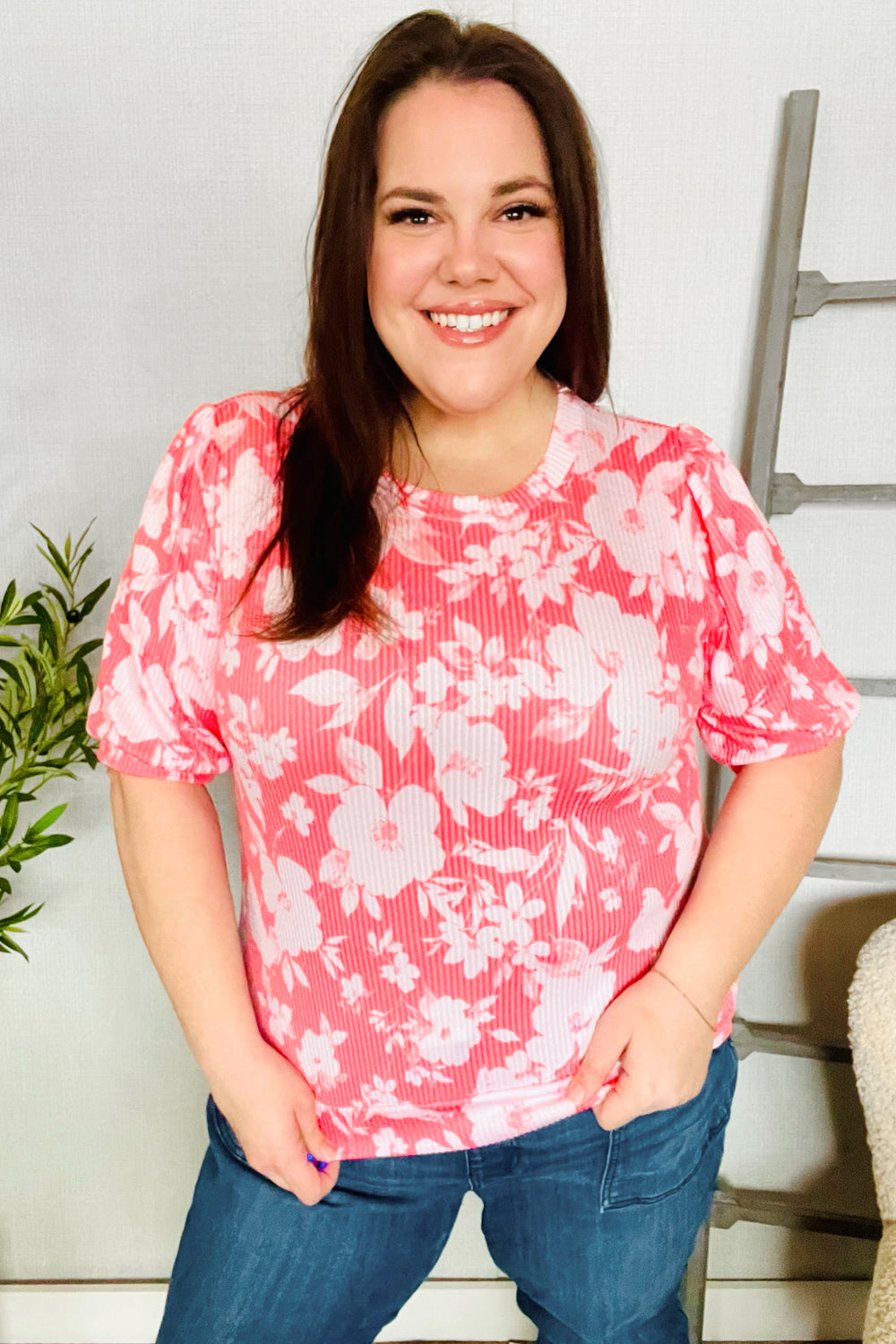 Aubrey® | Floral scalloped ribbed puff sleeve top