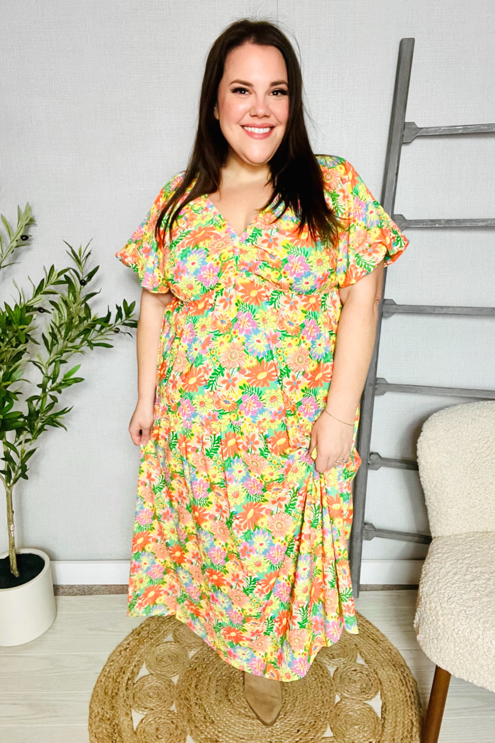 Alana® | Beautiful sage green maxi dress with an elastic V-neck and tiered daisy pattern
