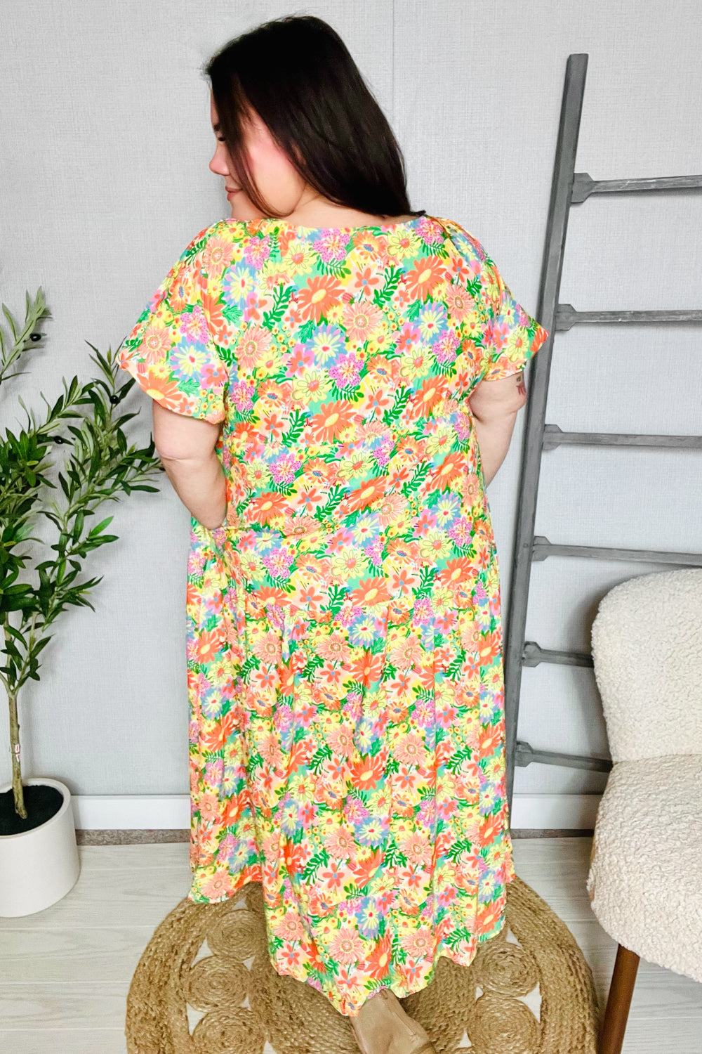 Alana® | Beautiful sage green maxi dress with an elastic V-neck and tiered daisy pattern