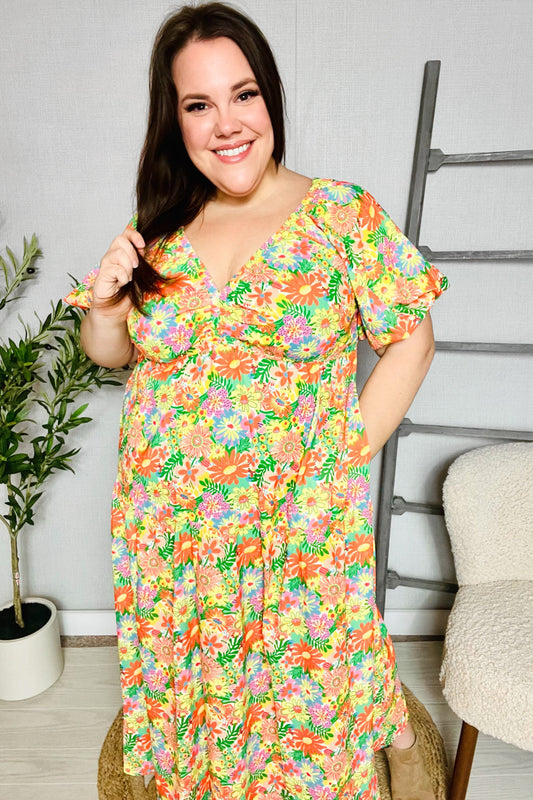 Alana® | Beautiful sage green maxi dress with an elastic V-neck and tiered daisy pattern