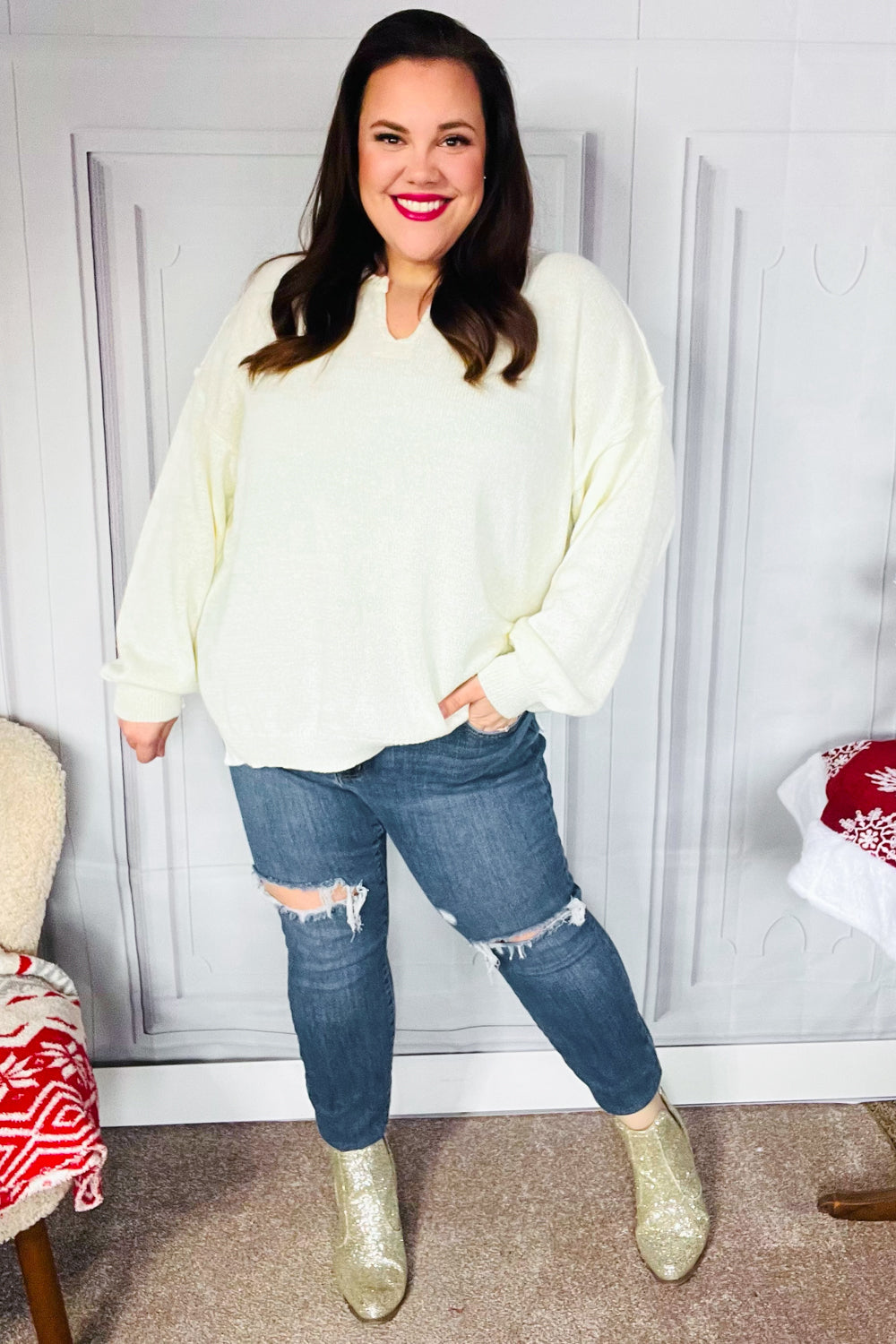 Avis® | Lock Eyes Ivory oversized sweater with notched neckline and patch