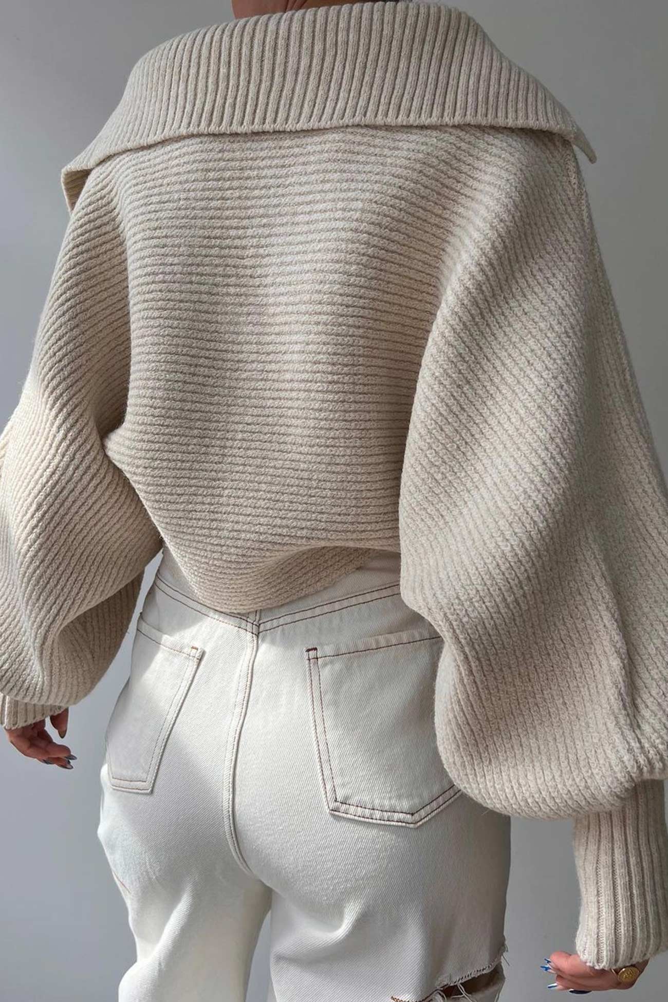 Carolina® | V-neck lapel sweater with puff sleeves