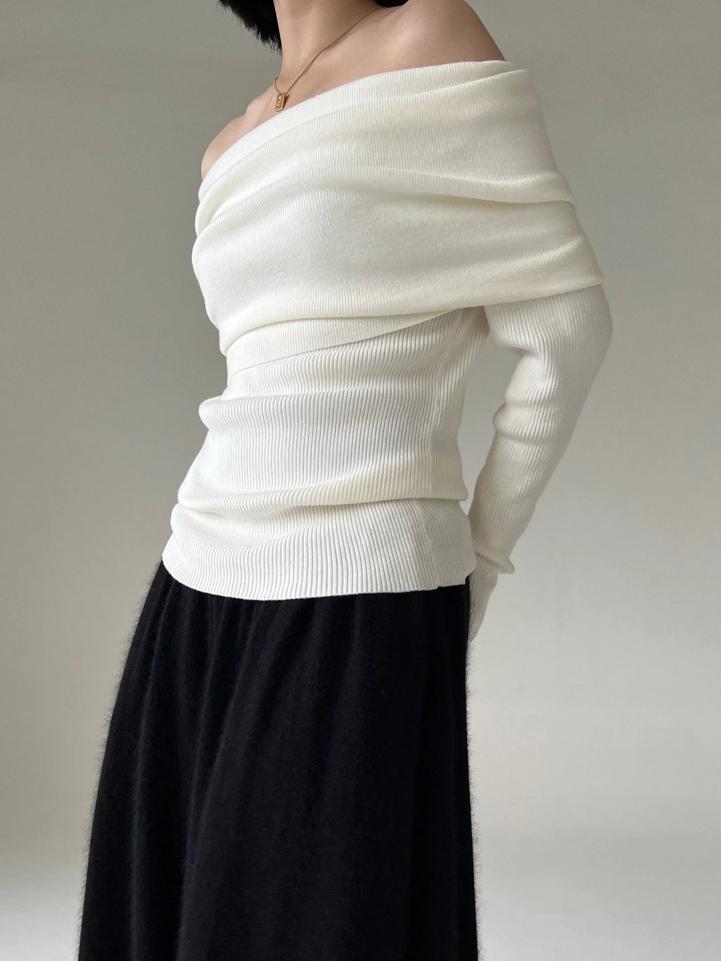 Elizabeth® | Elegant off-the-shoulder sweater