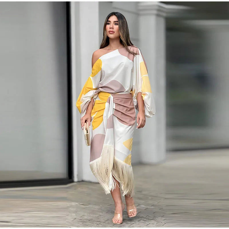Andrea® | Asymmetrical set with fringes and geometric print