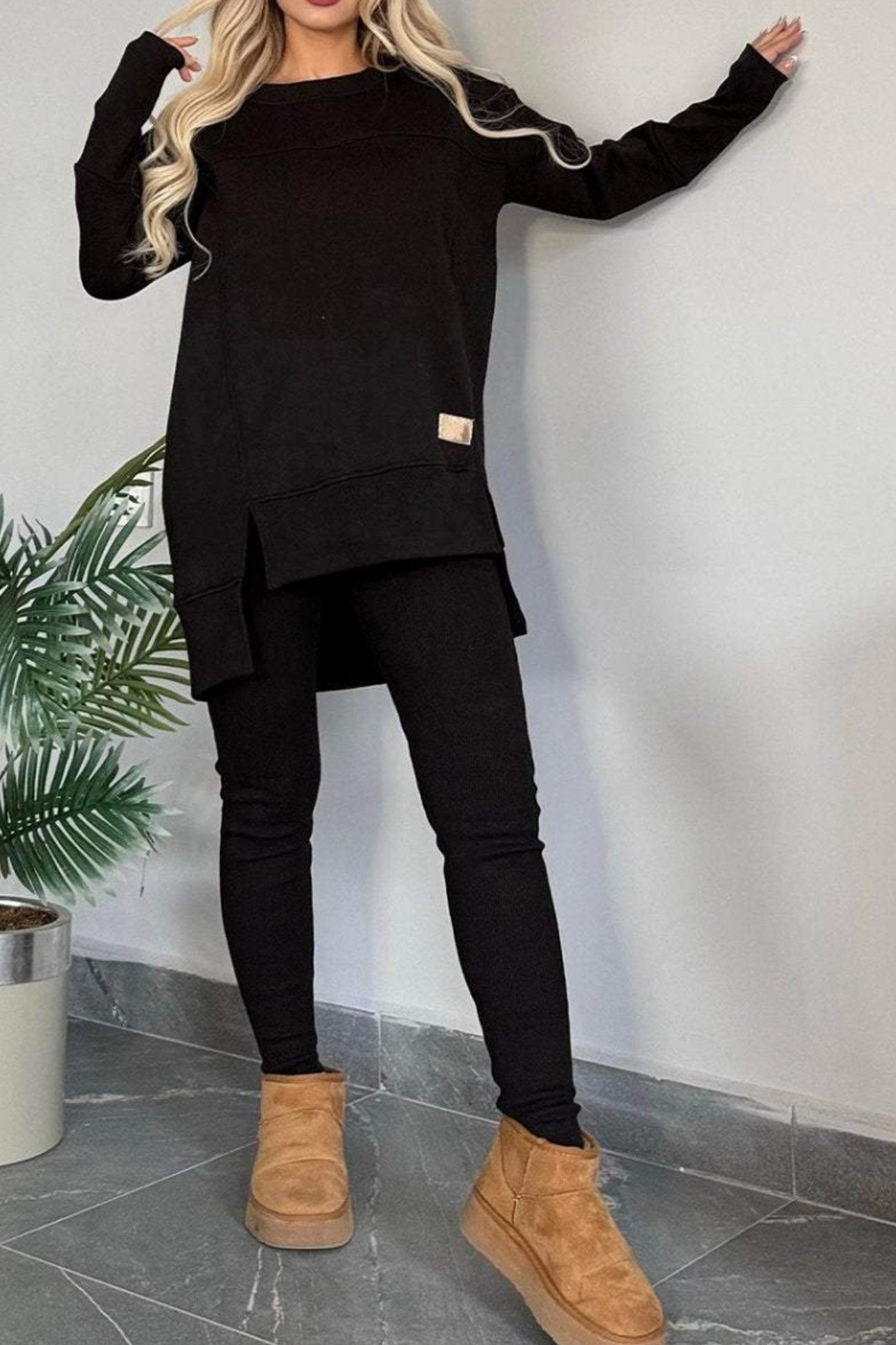 Claudia® | Sweatshirt and skinny pants set with a slit and a high low hem