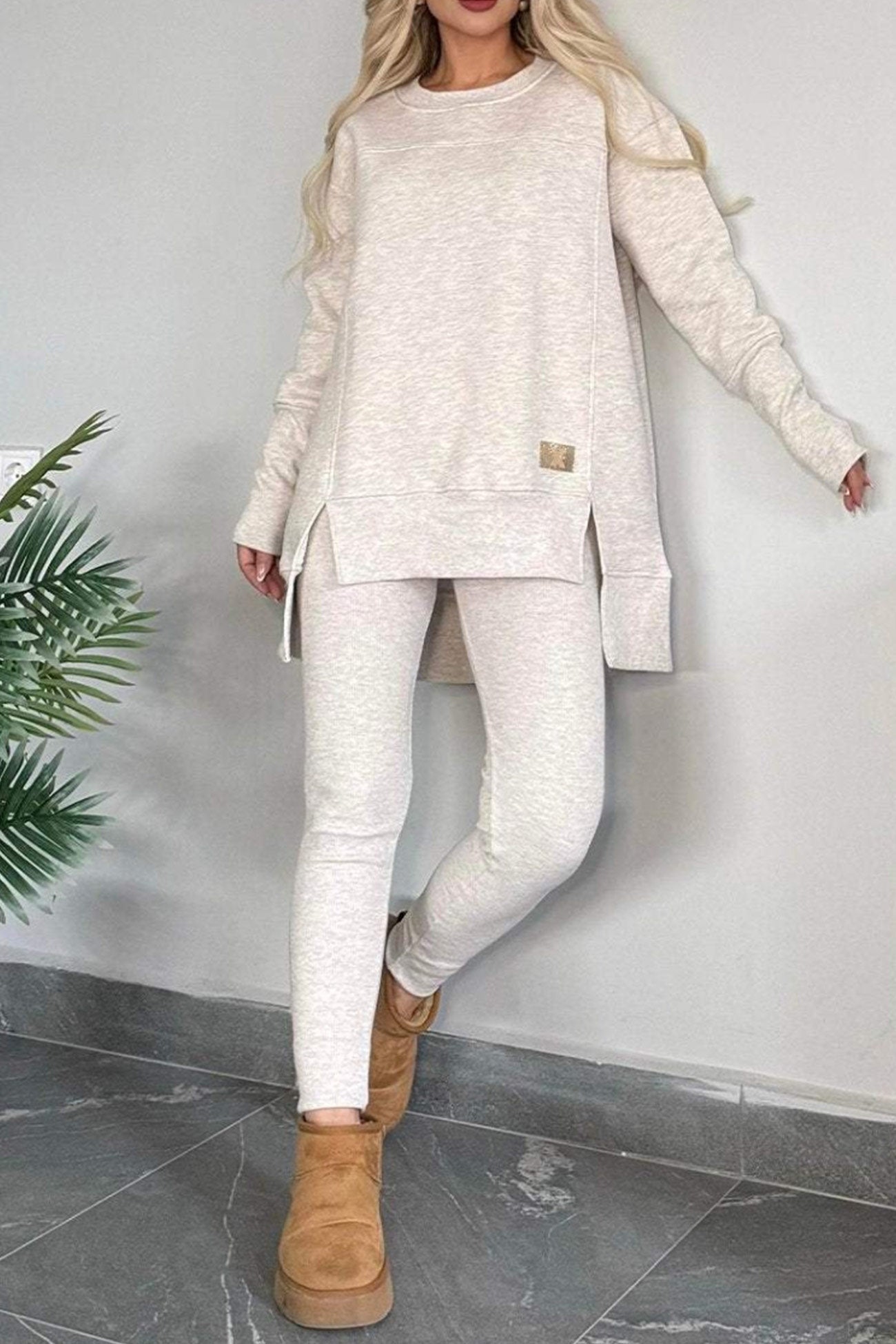 Claudia® | Sweatshirt and skinny pants set with a slit and a high low hem