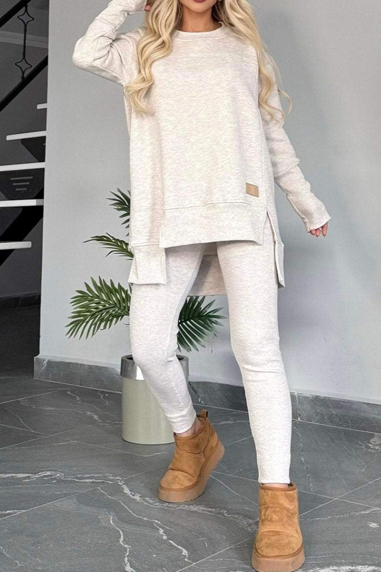 Claudia® | Sweatshirt and skinny pants set with a slit and a high low hem