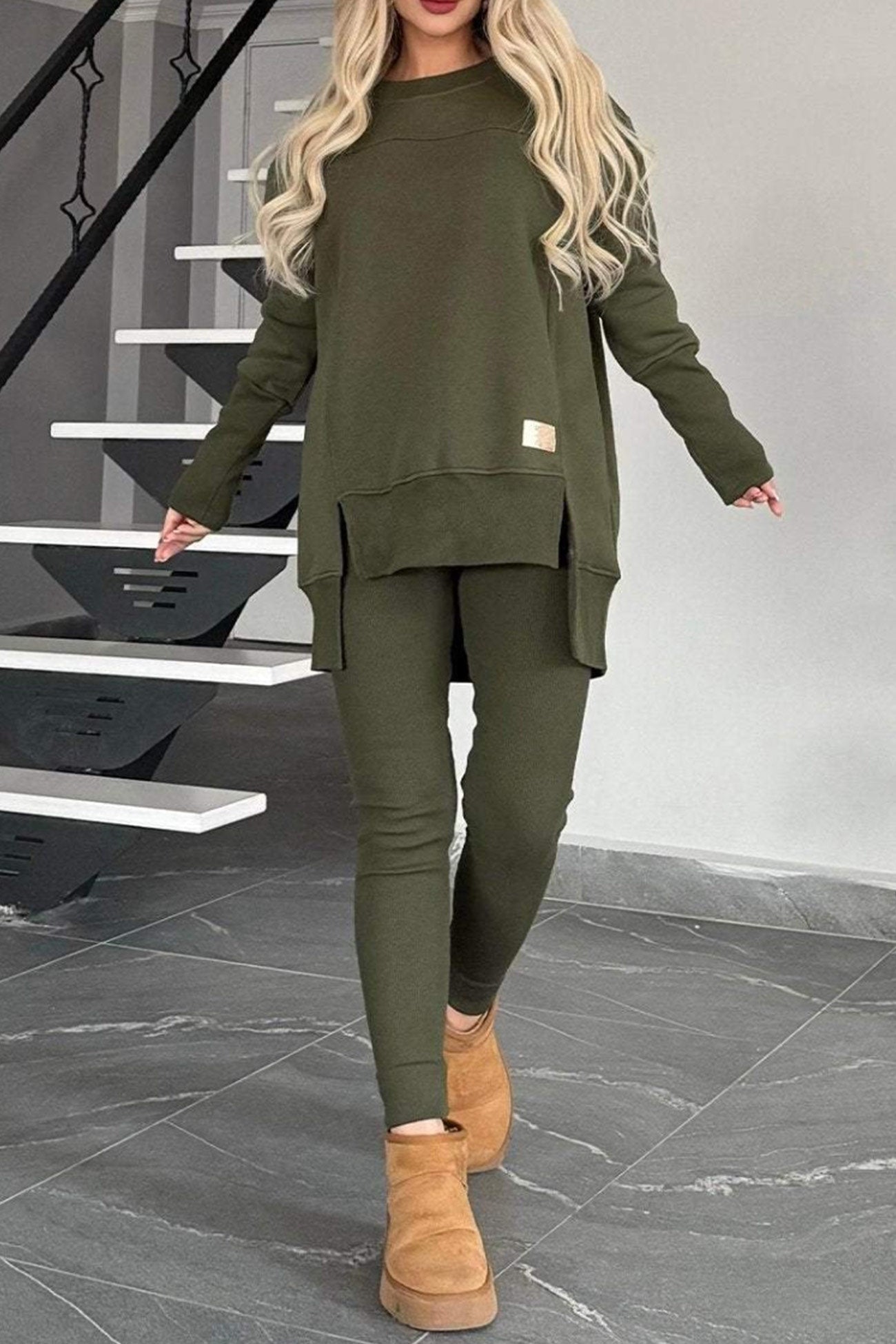 Claudia® | Sweatshirt and skinny pants set with a slit and a high low hem