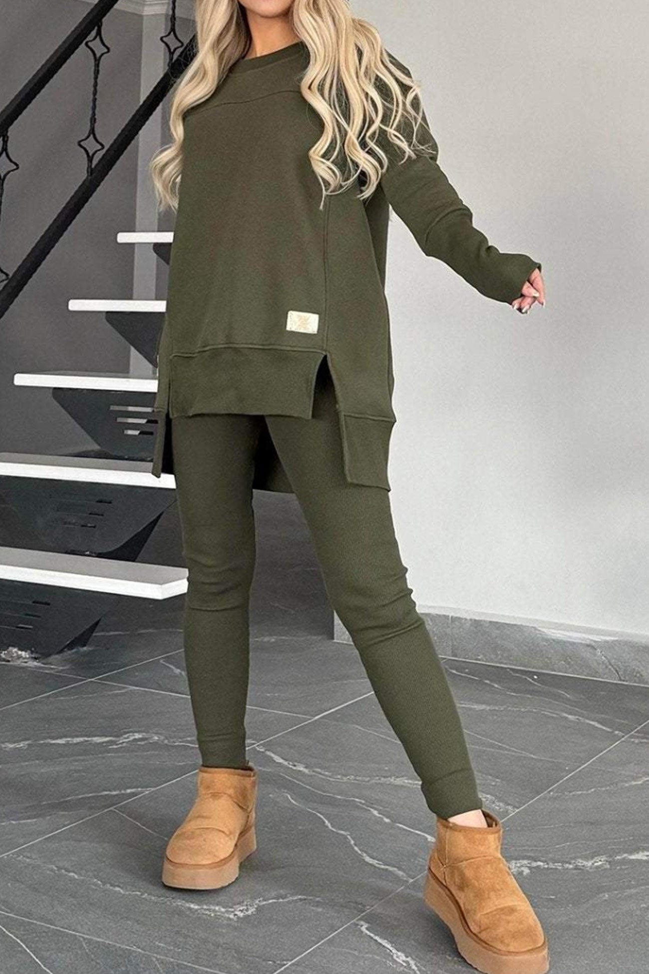 Claudia® | Sweatshirt and skinny pants set with a slit and a high low hem