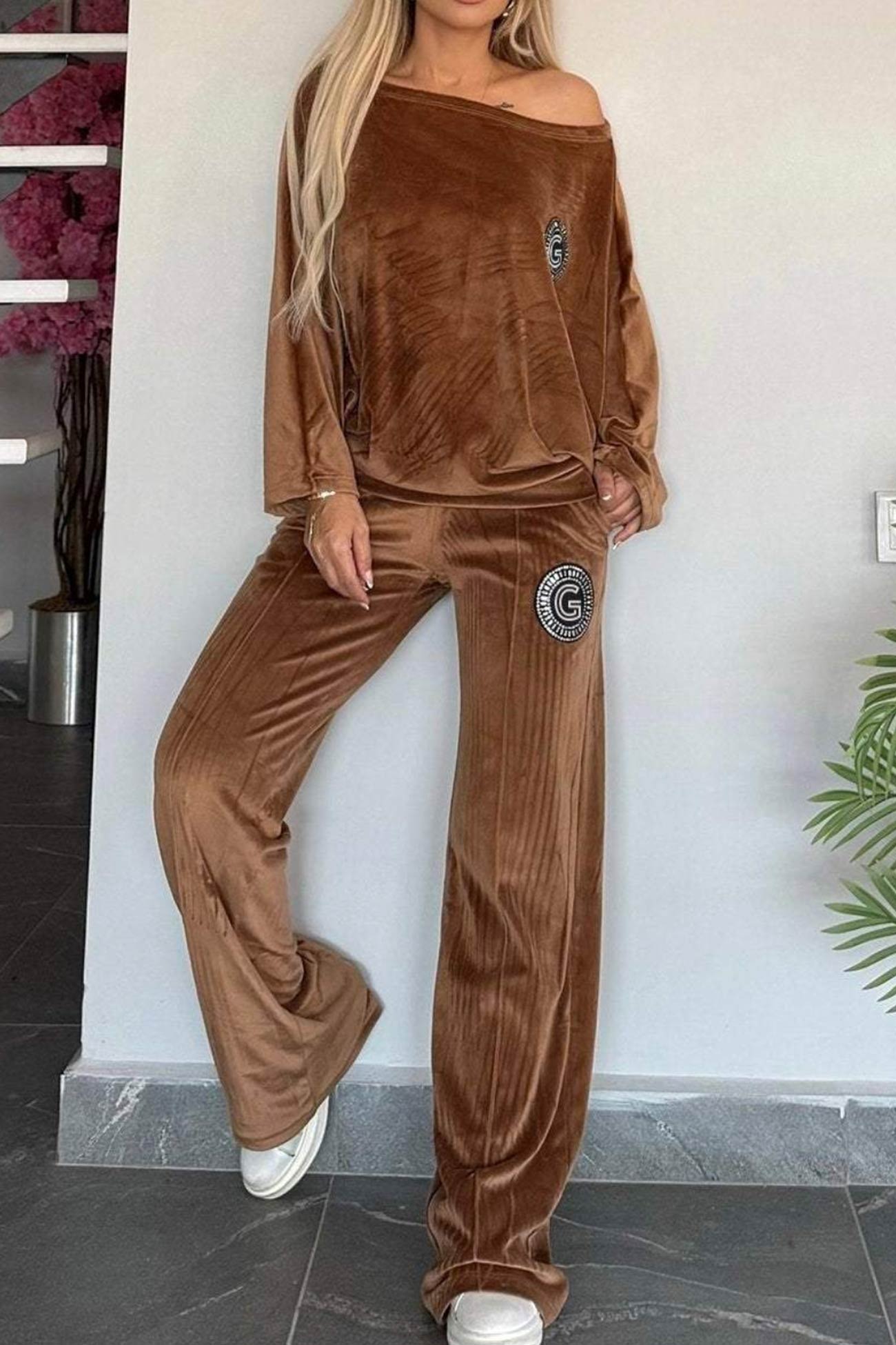Cristina® | Two-piece suede suit with batwing sleeves
