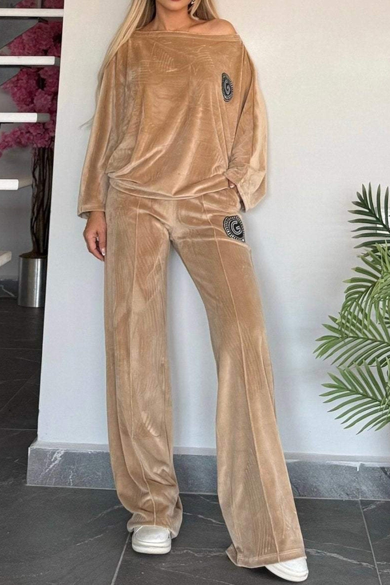 Cristina® | Two-piece suede suit with batwing sleeves