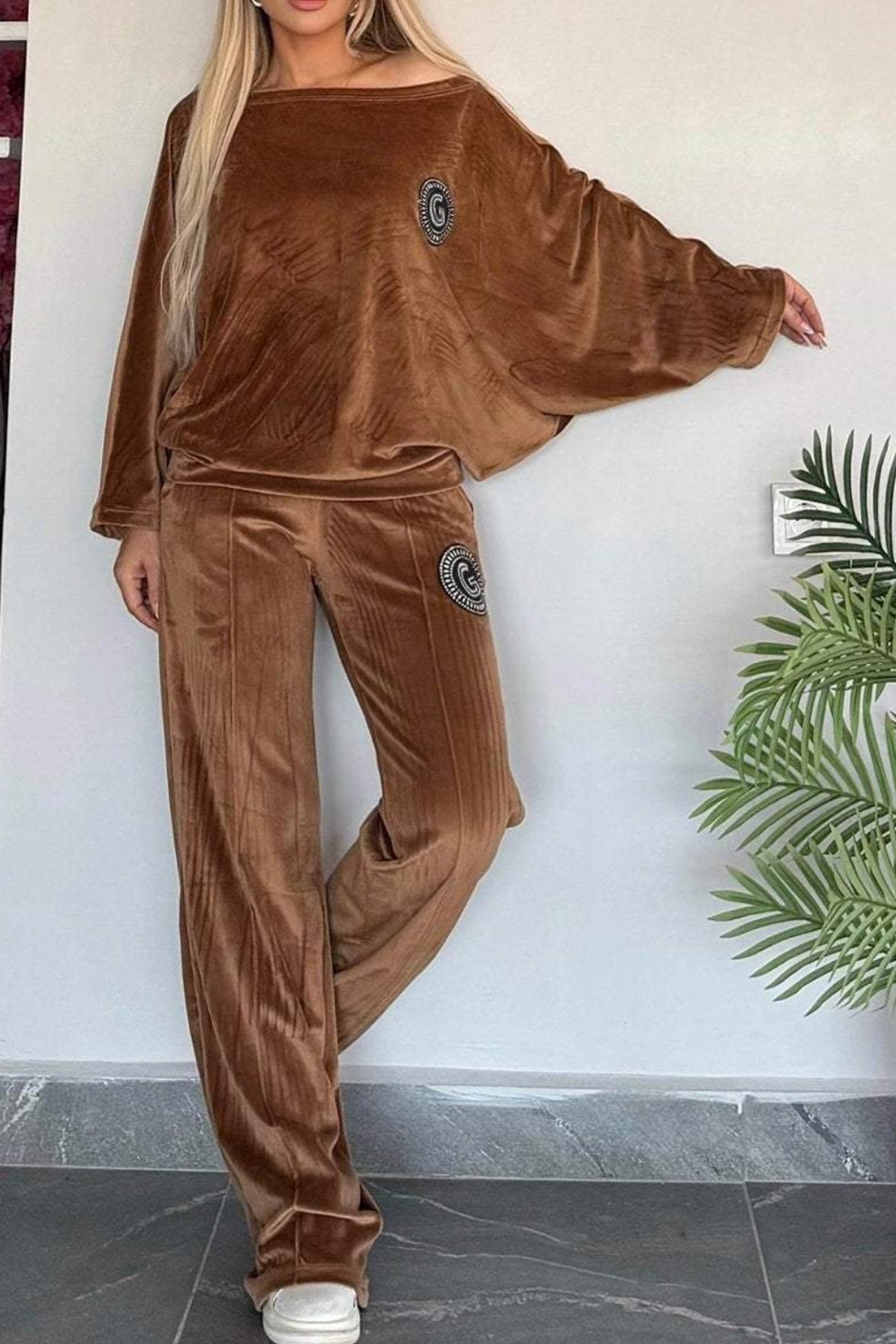Cristina® | Two-piece suede suit with batwing sleeves