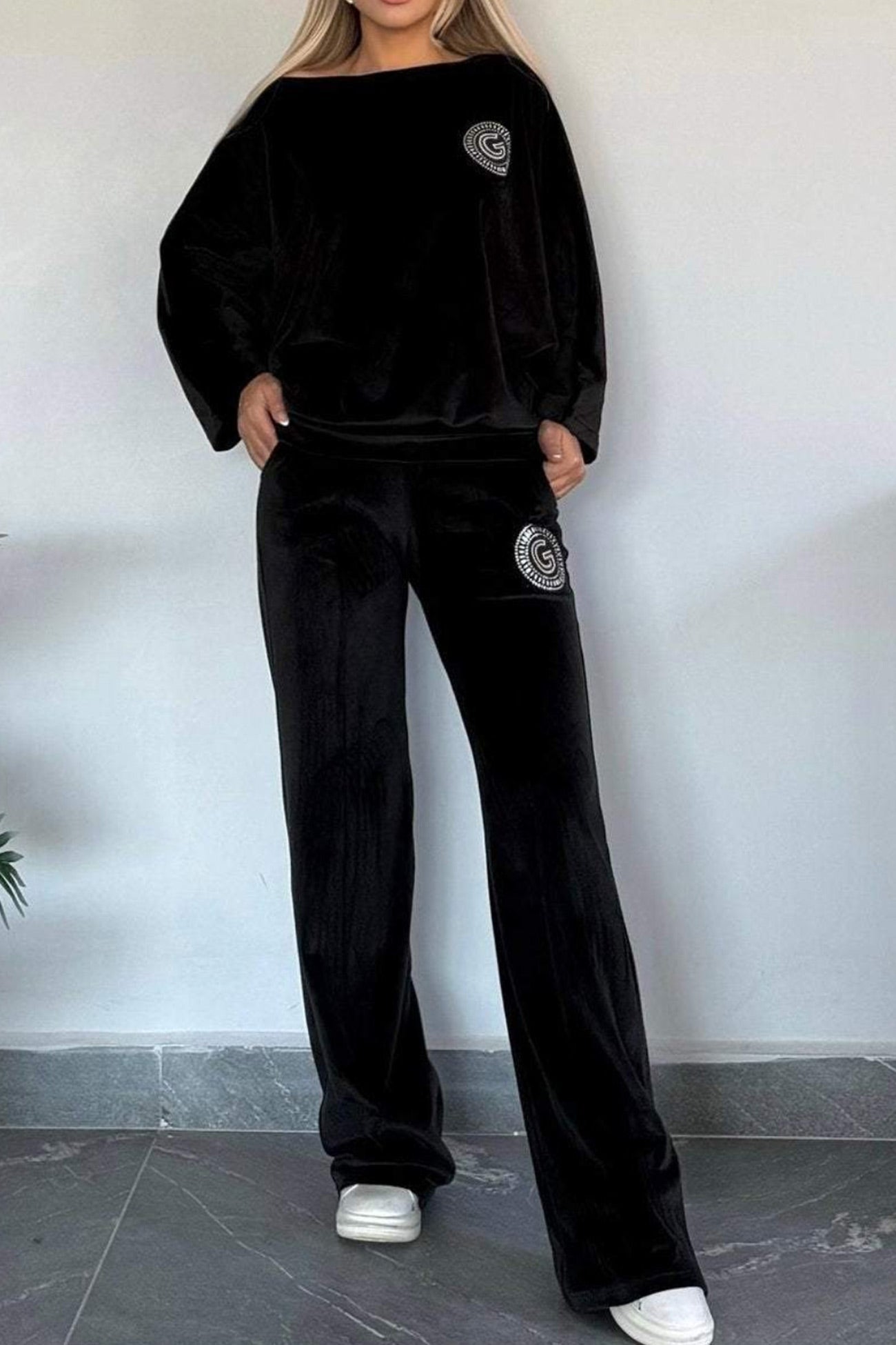 Cristina® | Two-piece suede suit with batwing sleeves