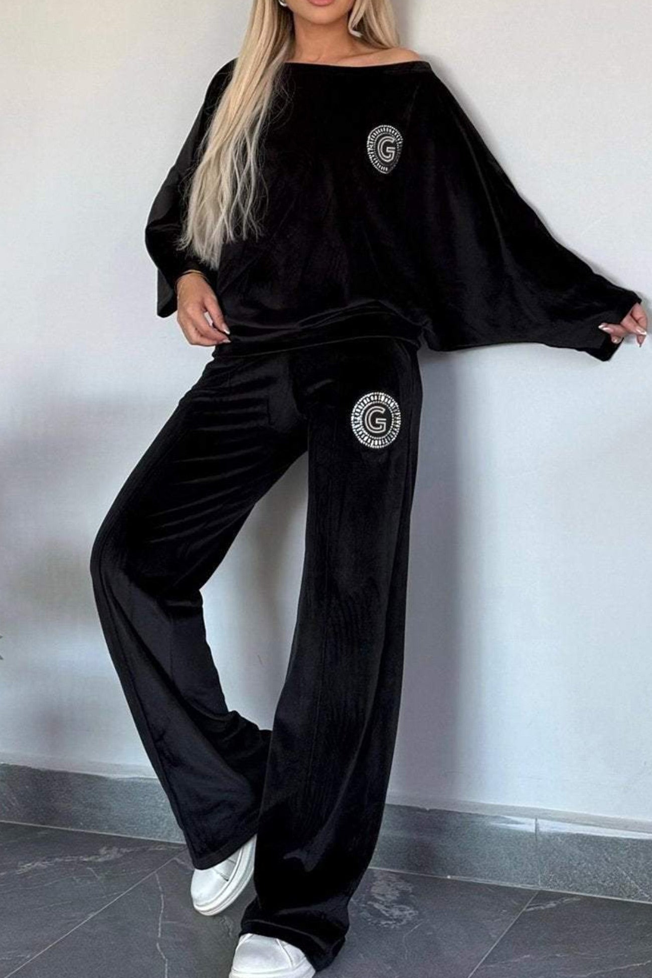 Cristina® | Two-piece suede suit with batwing sleeves