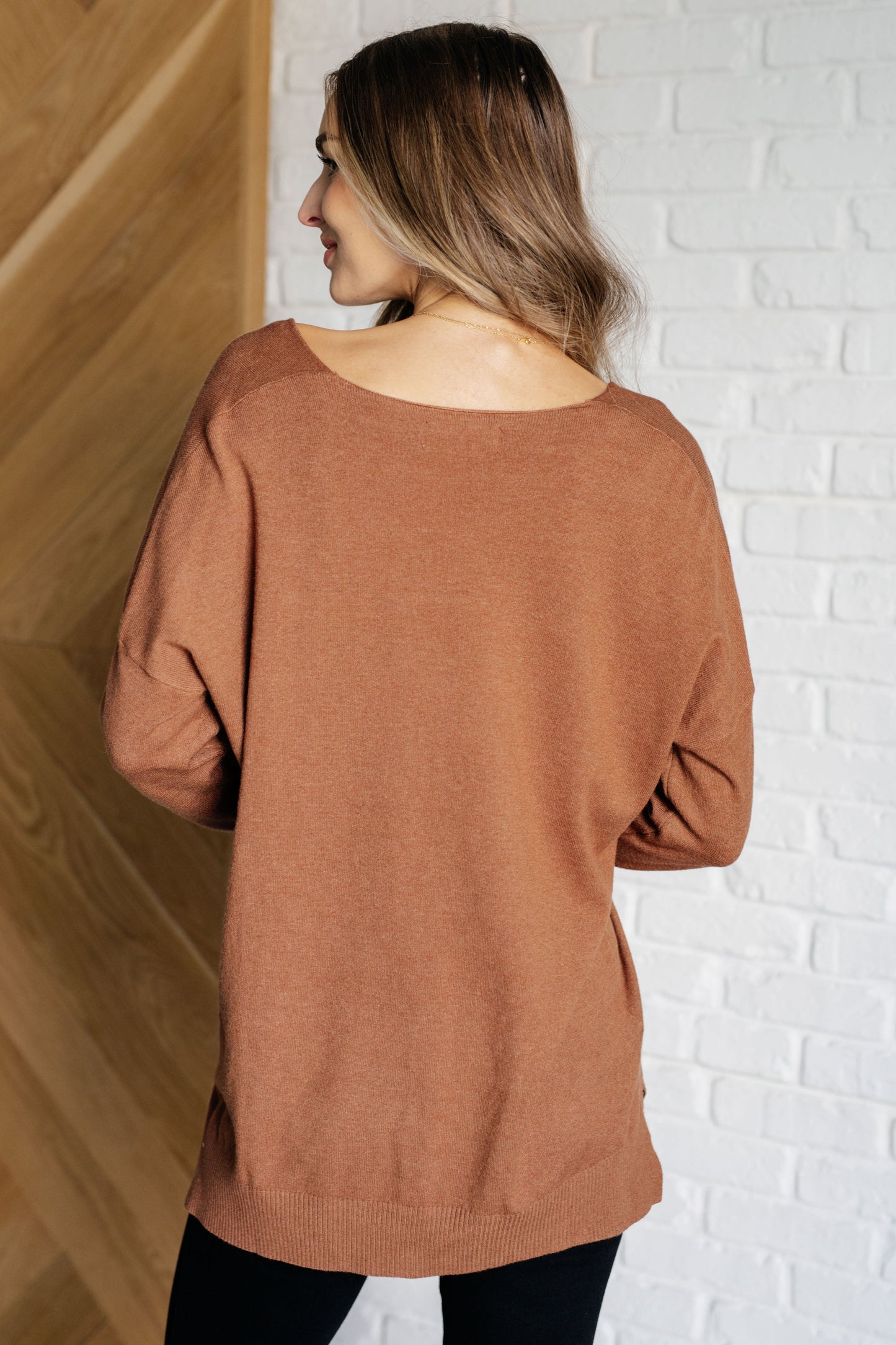 Beata® | V-neck sweater with front seam in deep camel