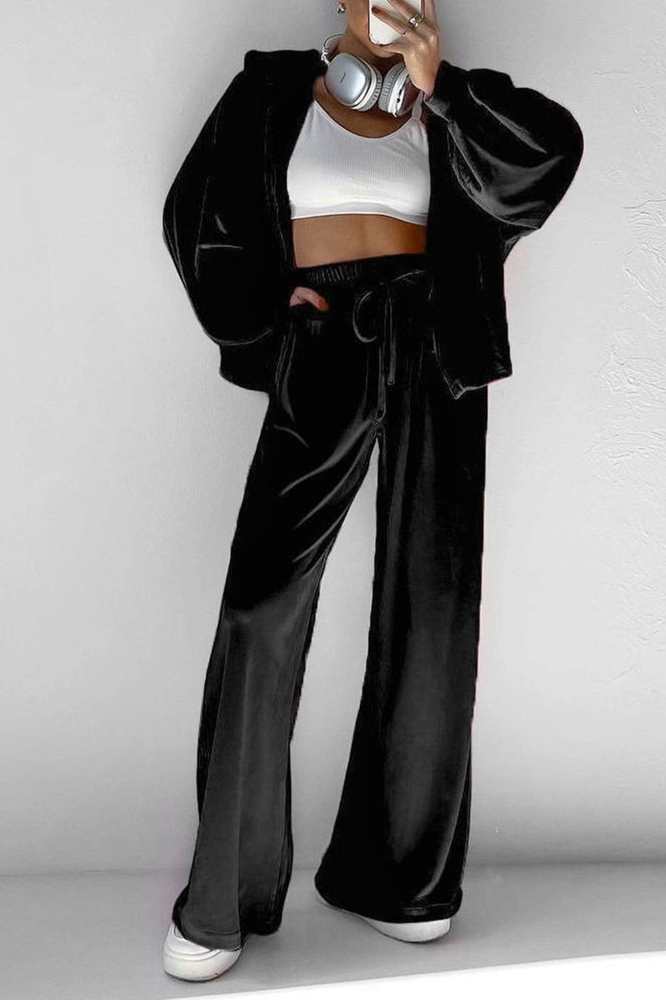 Celia® | Two-piece velvet set with hood and zip pocket