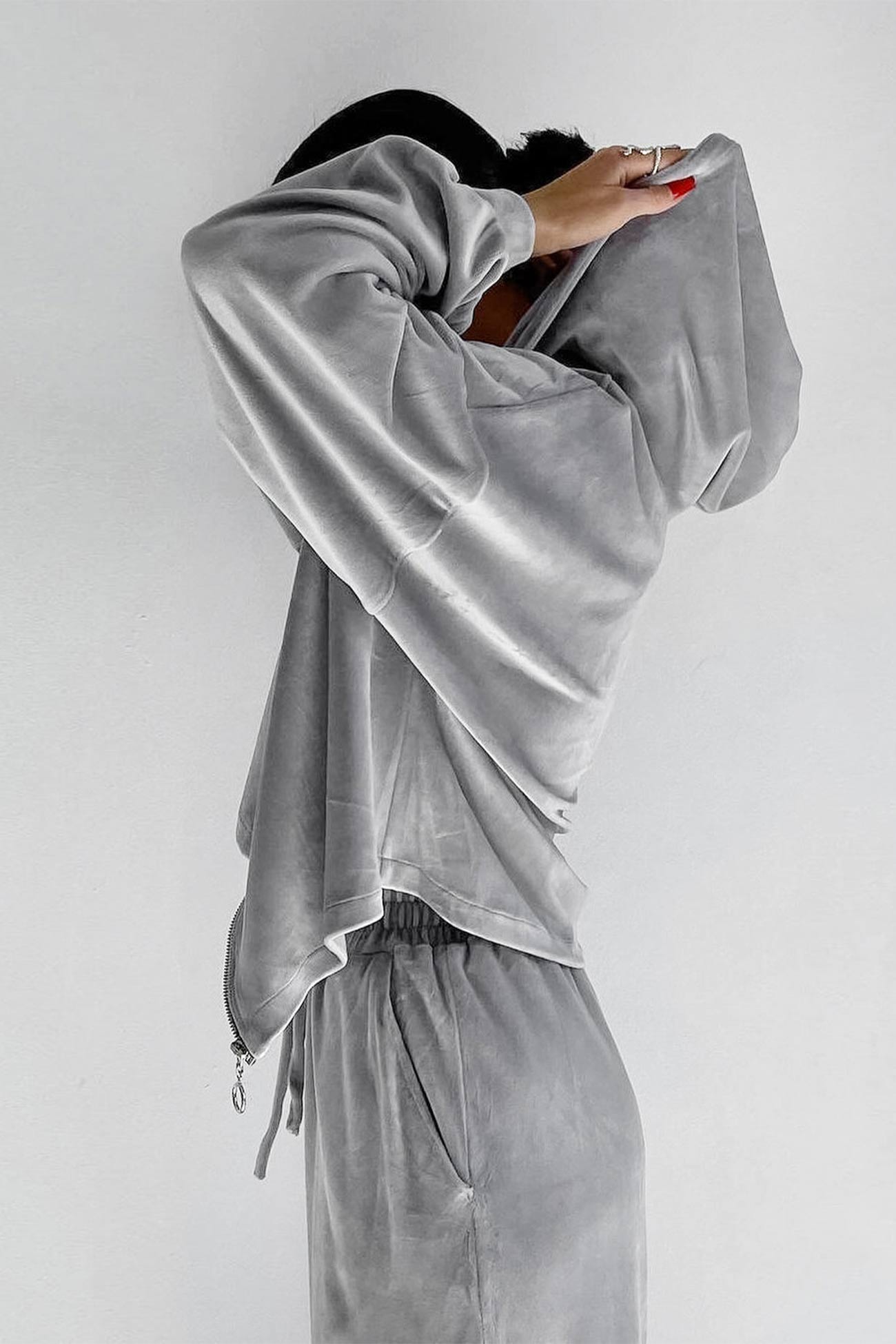Celia® | Two-piece velvet set with hood and zip pocket