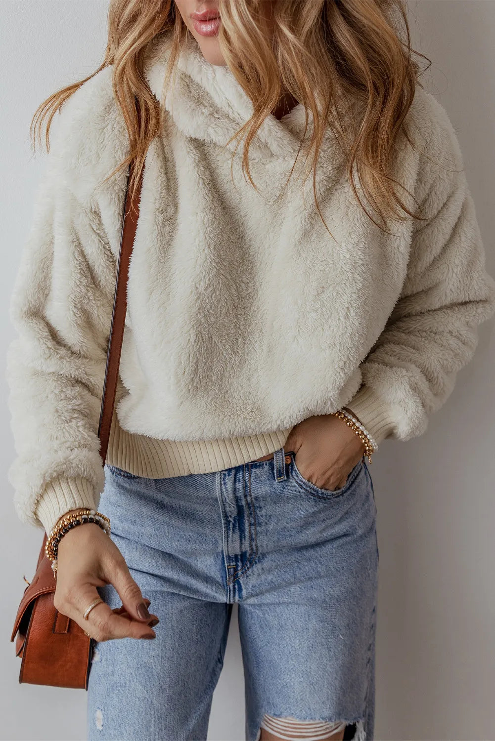 Ariadna® | Fluffy, long-sleeved hoodie with low shoulders