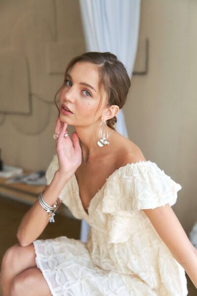 Elara® | V-neck dress with ruffled sleeves that tie at the back