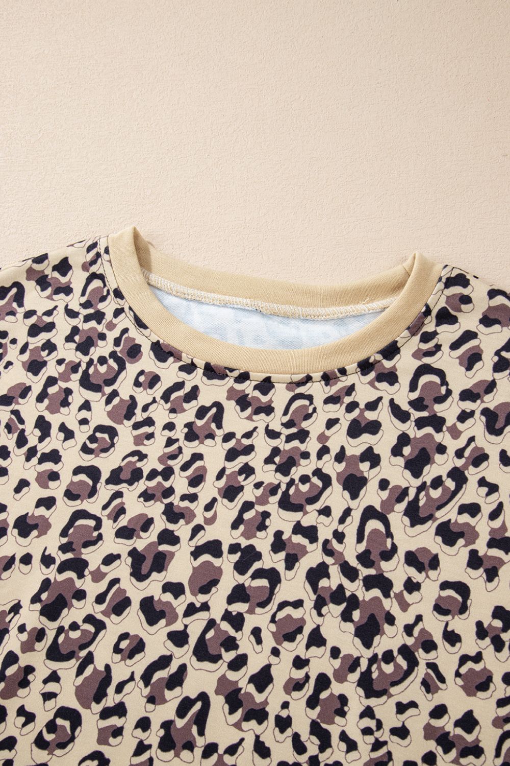 Clara® | Long-sleeved sweatshirt with a slit leopard crew neck