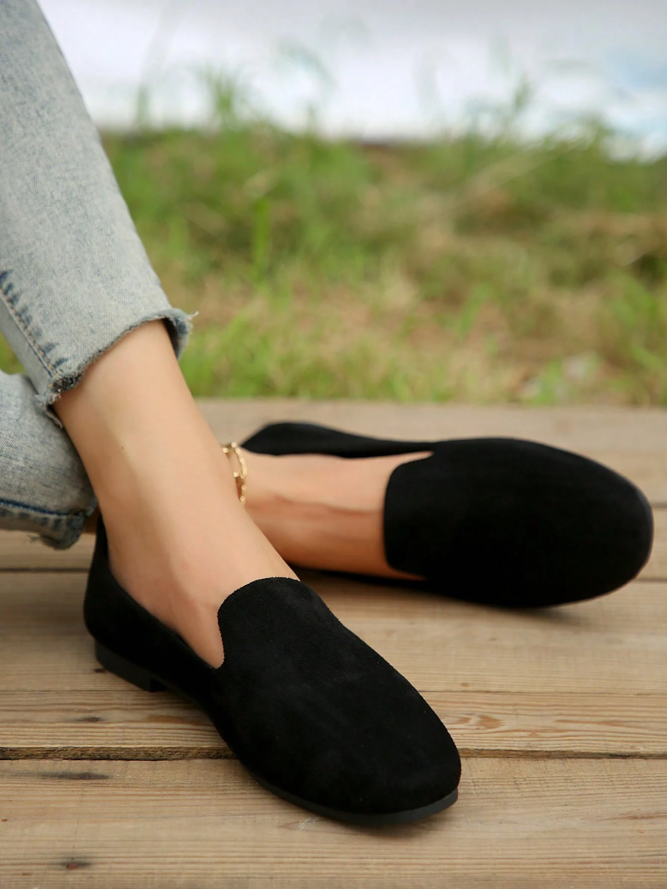 Women’s Loafers – Suede – Slip-On Fit – Streamlined Silhouette – Casual Wear