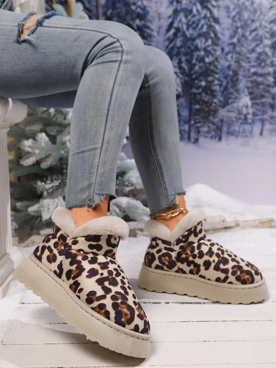 Angeline's® | Thermal leopard platform boots with a round toe