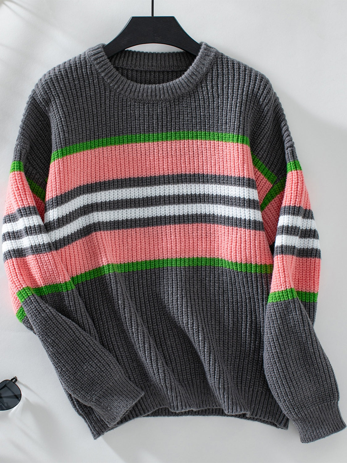 Brígida | Long-sleeved sweater with contrasting stripes and a crew neck