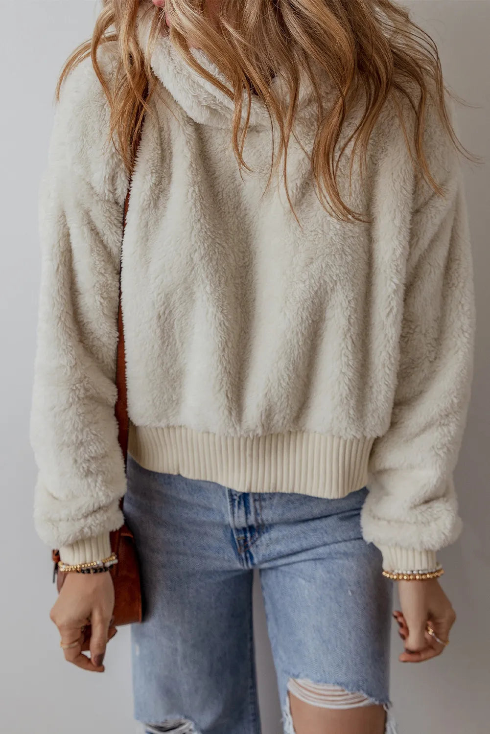 Ariadna® | Fluffy, long-sleeved hoodie with low shoulders
