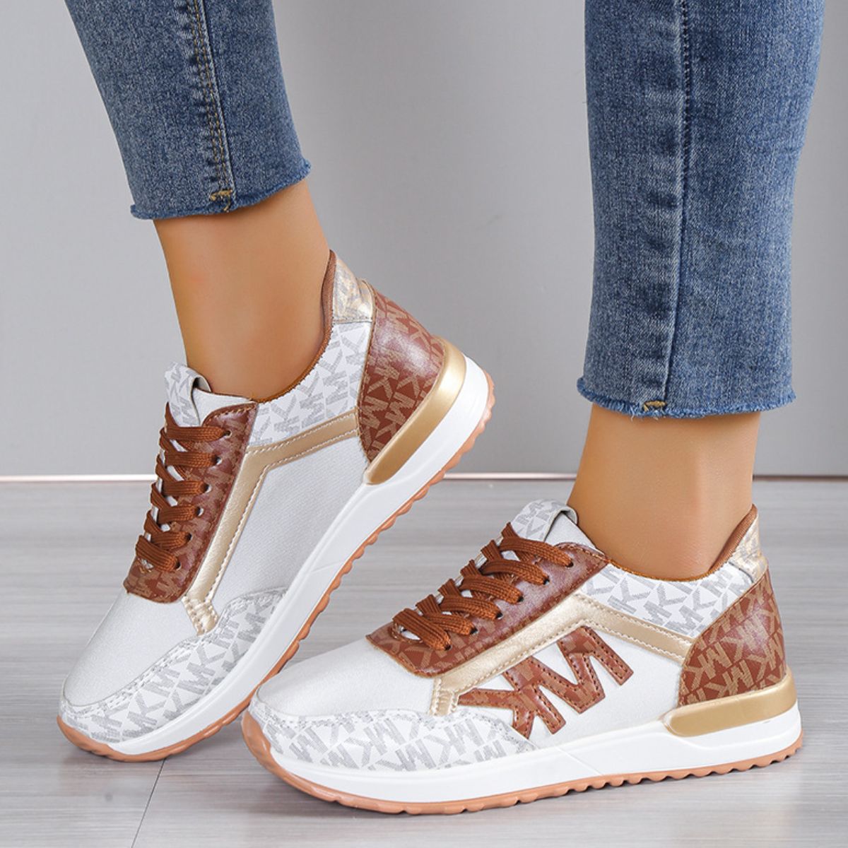 Diana® | Contrasting lace-up sneakers with a round toe