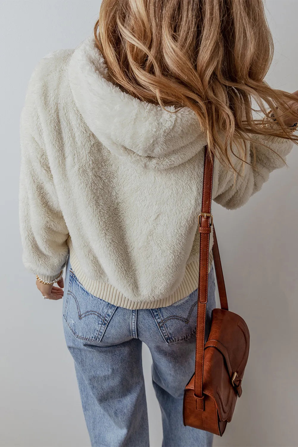 Ariadna® | Fluffy, long-sleeved hoodie with low shoulders